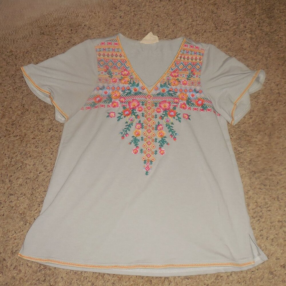 Savanna Jane Gray Embroidered Tee Blouse Top M